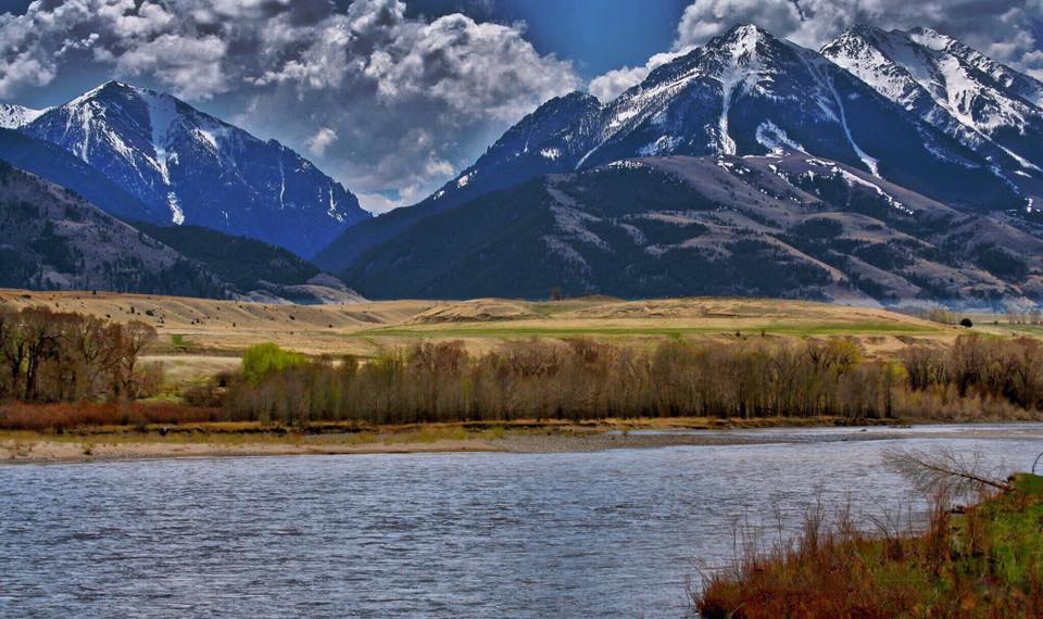 Yellowstone River flowing through Paradise Valley with the Absaroka Mountains
