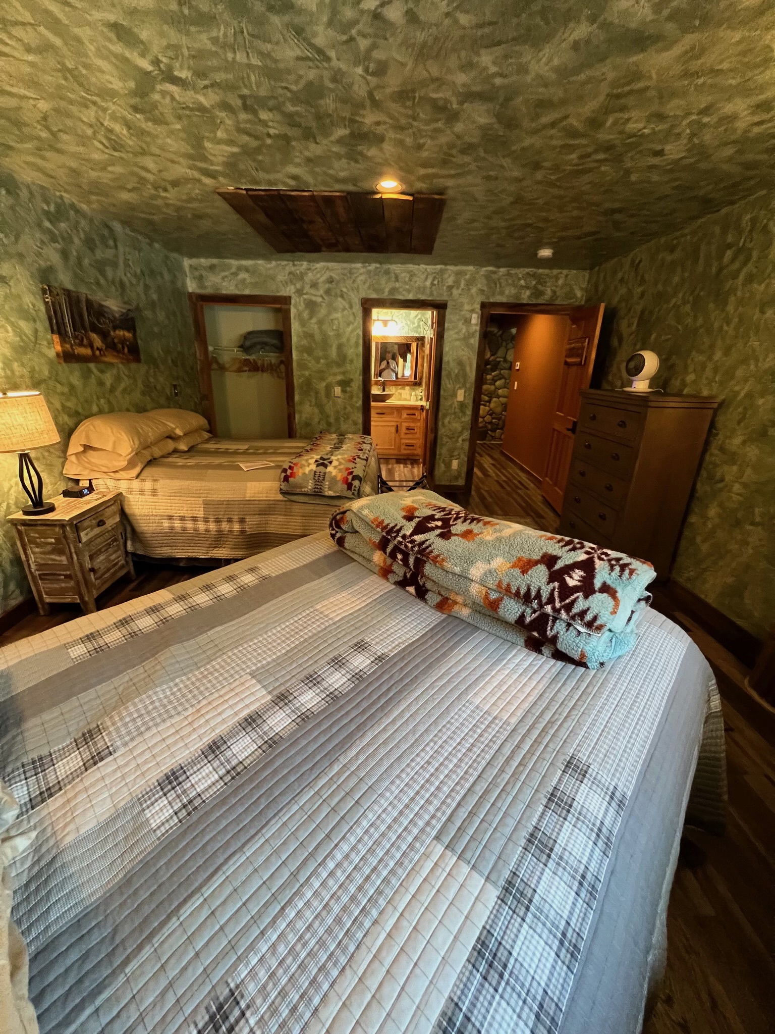 Lodge Double Queen guest room